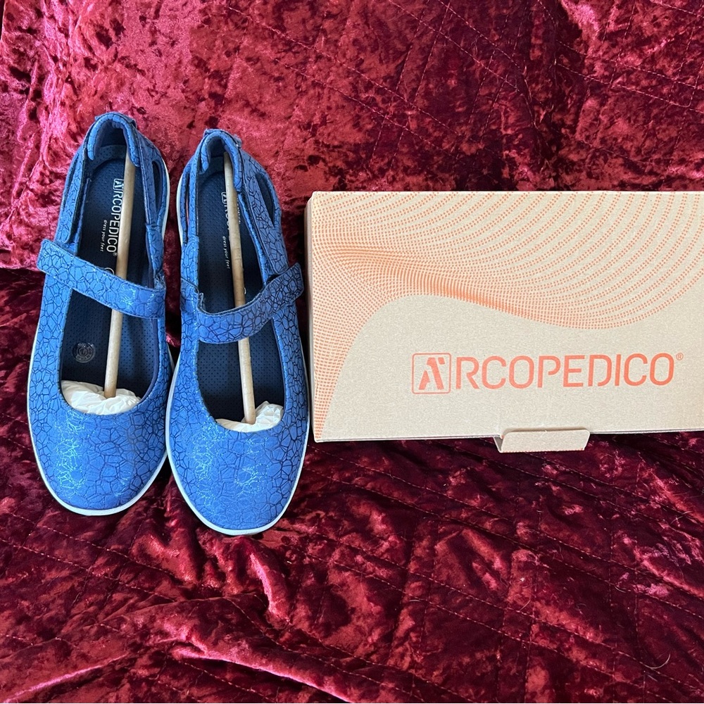 Arcopedico women’s Blue Shoes.  European size 40 which equates to women’s 9-9.5